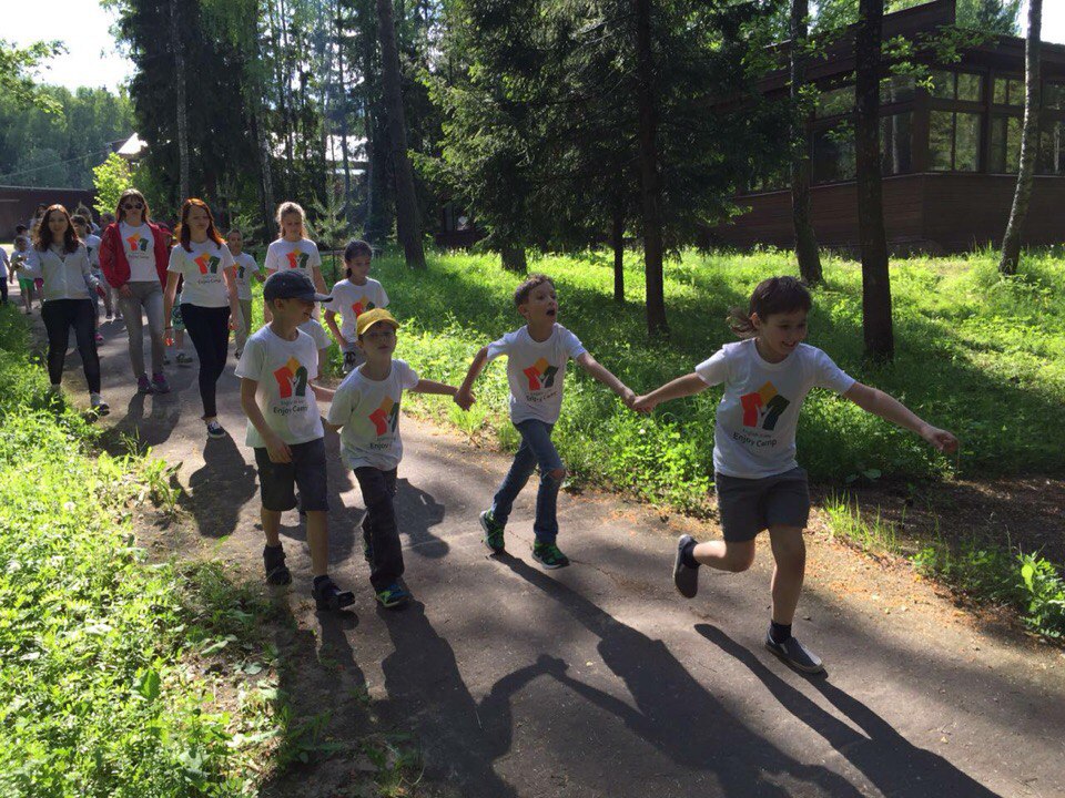 Enjoy camp лагерь дубай. Энджой Кэмп лагерь. Энджой Кэмп лагерь в Подмосковье. Языковой лагерь enjoy Camp в Домодедово. Детский лагерь в Домодедово энджой Кэмп.